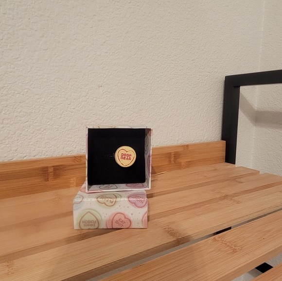 Drop Dead Yellow Valentine heart ring - Picture 1 of 2